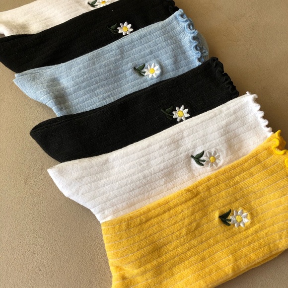 6 pair New Women Crew Ruffle Socks. - Picture 4 of 9